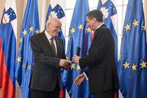 26. 4. 2016, Ljubljana – Predsednik Republike Slovenije Borut Pahor je dr. Gernotu Kocherju vroil odlikovanje medaljo za zasluge na slovesnosti v Predsedniki palai (STA)